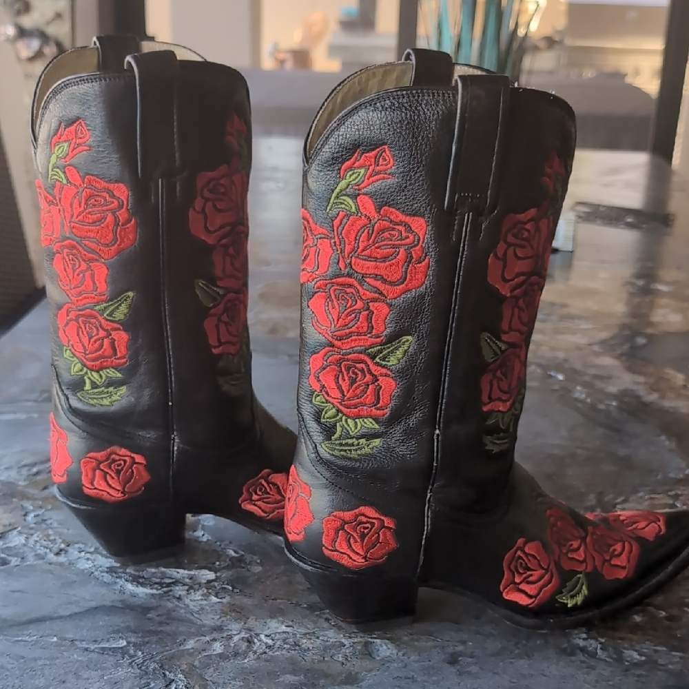 Chic Black Heeled Boots with Red Rose Design - Picture 5 of 9